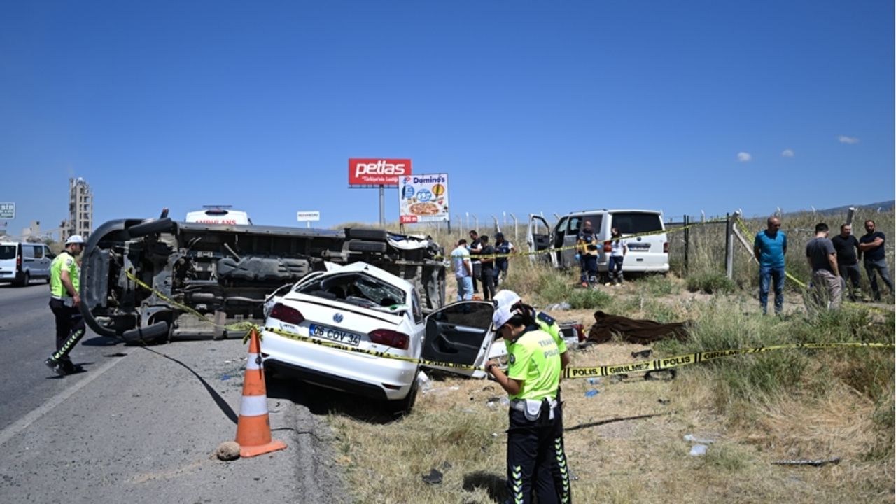 Ankara'da 3 aracın karıştığı zincirleme trafik kazasında 1 kişi öldü, 8 kişi yaralandı