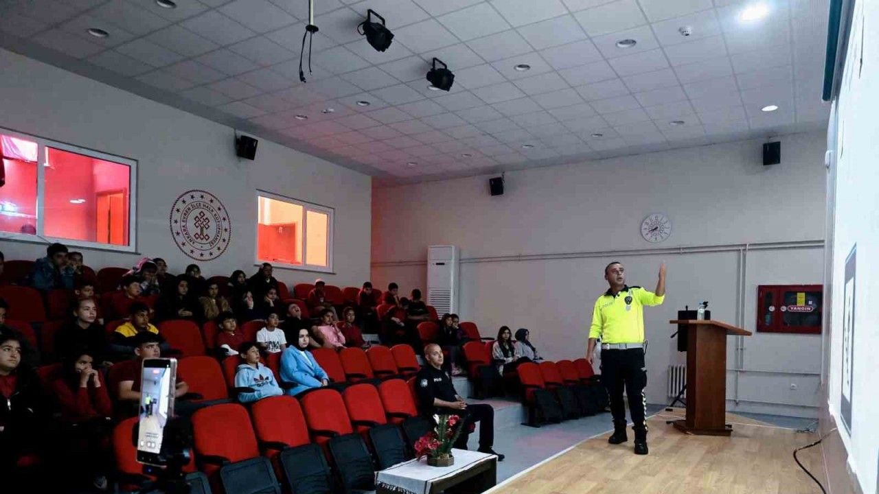 Polisten öğrencilere trafik eğitimi