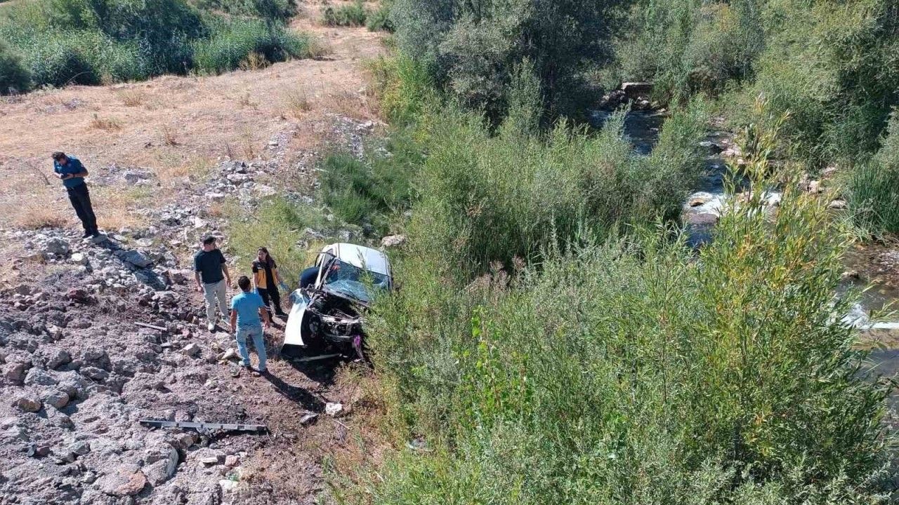 Otomobil dere yatağına uçtu: 2 ölü