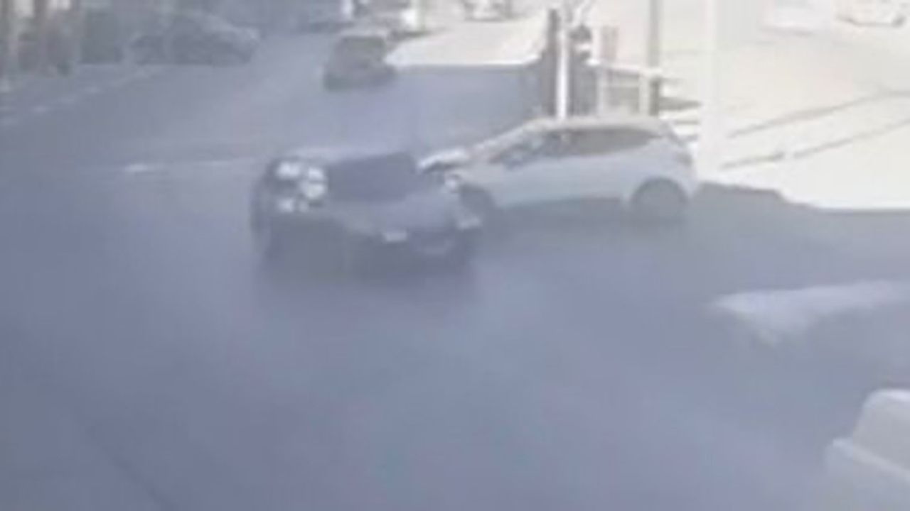 İki otomobil çarpıştı: 1 yaralı