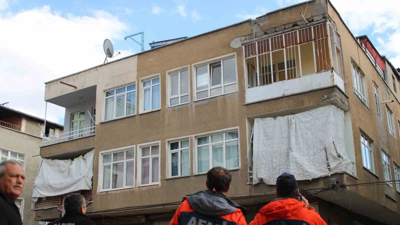 Kayseri’de 3 katlı bina yıkılma tehlikesi nedeniyle boşaltıldı