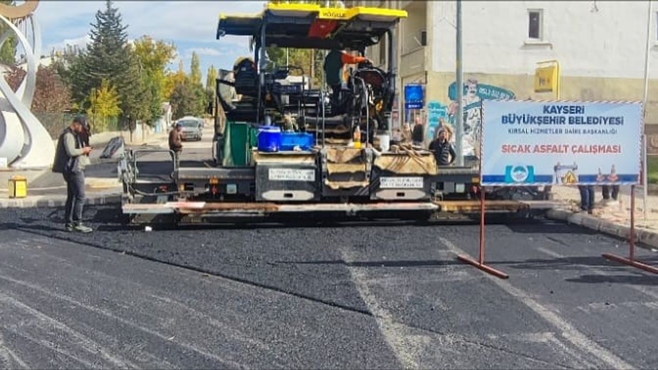 Pınarbaşı’na 2 günde 2 bin ton sıcak asfalt serildi