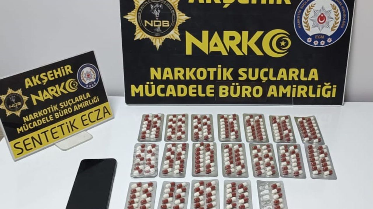 Sahte kimlikle yakalanan şahıstan uyuşturucu hap çıktı