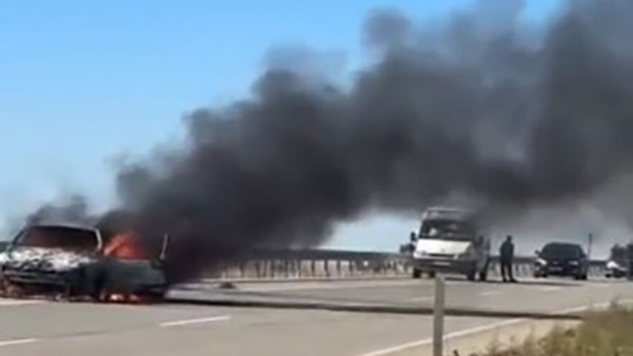 Seyir halindeykeki otomobil alev alev yandı