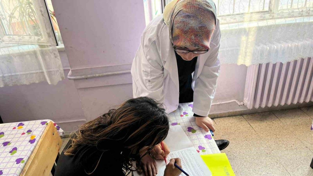 Sokakta dilenen ve okula gitmeyen 176 çocuk eğitime kazandırıldı