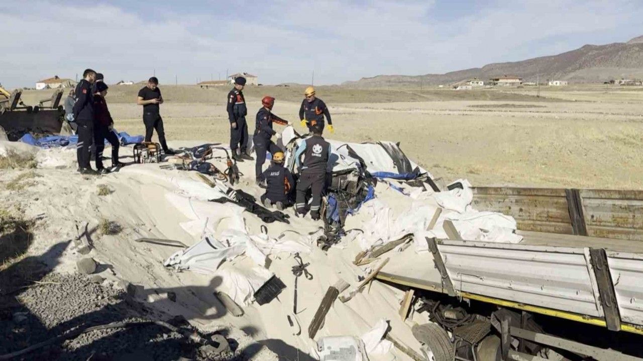 Tır şarampole düştü, sürücü kum altında kalan kabin içerisinde can verdi