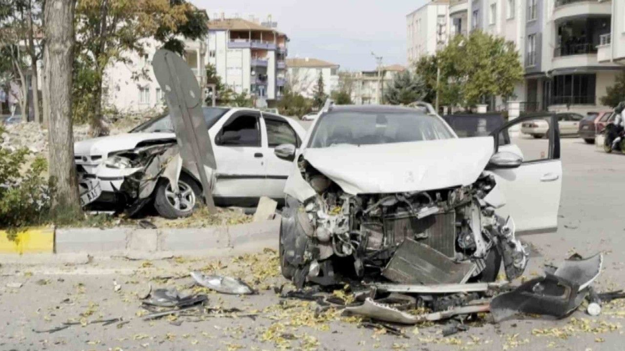 Üç araç birbirine girdi: Otomobiller hurdaya döndü