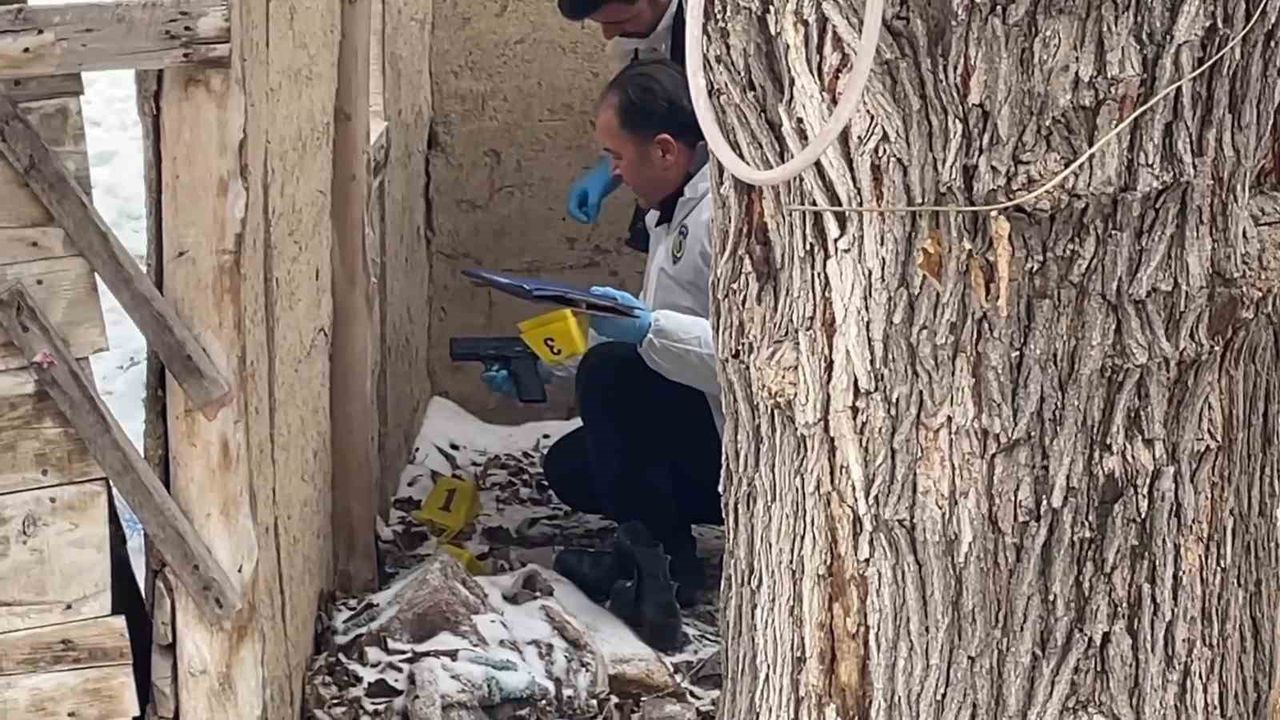 Polisten kaçarken metruk eve tabanca atan 2 şüpheli yakalandı