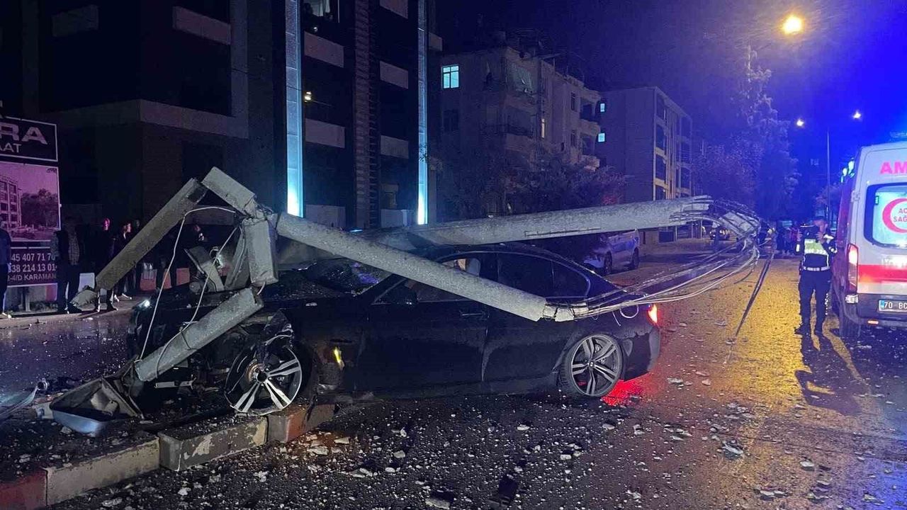 Karaman'da otomobil refüjdeki direği devirdi: 2 yaralı