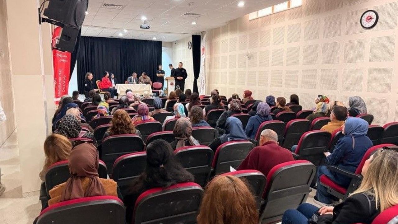 Niğde'de polisten öğrenci ve velilere güvenlik eğitimi