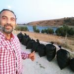 Balık tutmaya geldikleri gölette çöp topladılar