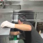 Eğlence mekanlarına yönelik operasyonda mutfak tezgahının altına saklanan kadın dikkat çekti