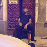 Sokakta sandalye üzerinde sızan şahıs polisi harekete geçirdi