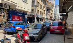 Trafiğe kapalı sokağı motosikletlerden sonra şimdi de otomobiller işgal etti