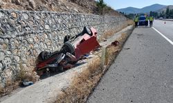 Balayına giden evli çift kaza yaptı