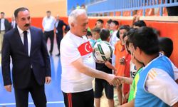 Vali öğrencilere önce antrenörlük yaptı sonra onlarla futbol oynadı