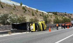 Kömür yüklü tır devrildi: Yol trafiğe kapandı