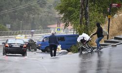 Ankara'da minibüsün kayalıklara çarpması araç kamerasında