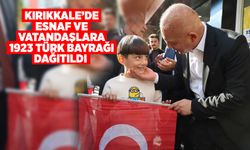 Kırıkkale’de esnaf ve vatandaşlara 1923 Türk Bayrağı dağıtıldı