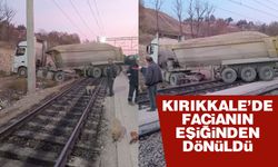 Kırıkkale'de kum kamyonu, tren raylarına çıktı! Facianın eşiğinden dönüldü!