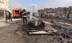 Kira ödemeyen kiracı, tahliye kararıyla evden çıkarılan eşyaları ateşe verdi