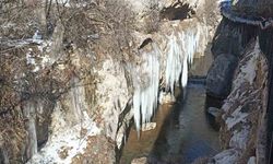 Turistik vadide dev buz sarkıtları oluştu