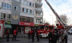 4 katlı binada yangın: Vatandaşlar kurtarılmayı bekliyor