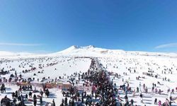 Erciyes’te hafta sonu yoğunluğu, binlerce turist pistlerde