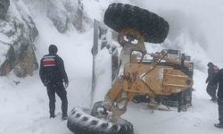 Kar temizliği yapan iş makinası devrildi, sürücüsü yaralandı