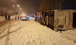 Nevşehir’de buzlu yolda devrilen yolcu otobüsündeki 5 kişi yaralandı