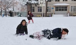 Nevşehir’de çocuklar tatilin keyfini kartopu oynayarak çıkardı