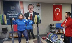 15 yaşındaki Sudenaz ve Neriman, halterde milli sporcu olmayı hedefliyor