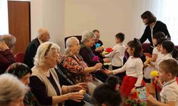Es Çocuk Evi öğrencileri büyüklerini yalnız bırakmadı