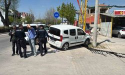 Polisten kaçan araç aydınlatma direğine çarptı