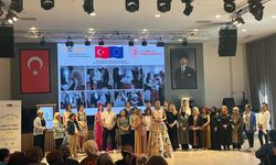 Atıklar takı, elbise olup defilede sergilendi