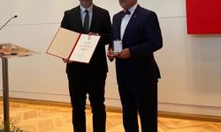 ESOGÜ Hukuk Fakültesi Öğretim Üyesi Prof. Dr. Alpay Hekimler’e ’İnsanlığa Hizmet Madalyası’