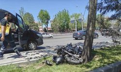 Motosiklet servise çarptı: 2 yaralı