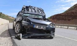 Otomobil istinat duvarına çarptı: 3 yaralı