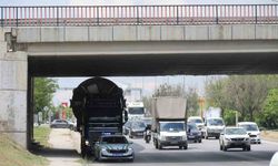 Rüzgar türbini köprüye takıldı