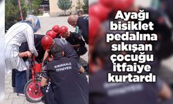Ayağı bisiklet pedalına sıkışan çocuğu itfaiye kurtardı