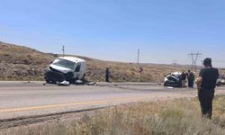 2 araç kafa kafaya çarpıştı: 1 ölü, 1 yaralı
