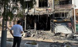 Kafede çıkan yangında bina harabeye döndü