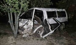 Minibüs bahçeye uçtu: 1 yaralı