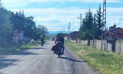 Motosikletle tehlikeli yolculuk cep telefonu kamerasına yansıdı