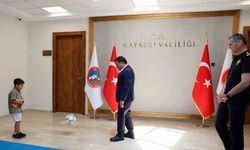 Vali ve emniyet müdürü şehit çocuğuyla futbol oynadı