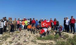 15 Temmuz şehitleri için 2 bin 404 rakımlı dağın zirvesinde Türk bayrağı açtılar
