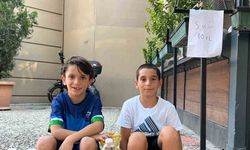 İki arkadaş oyuncak alma hayaliyle su satıyor