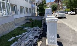 Pazarcıların kaldırıma park ettiği kamyonlar nedeniyle bahçe duvarı yıkıldı