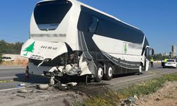 Arızalanan otobüse kamyonet çarptı: 2 ölü, 1 ağır yaralı