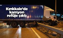 Kırıkkale’de kamyon refüje çıktı